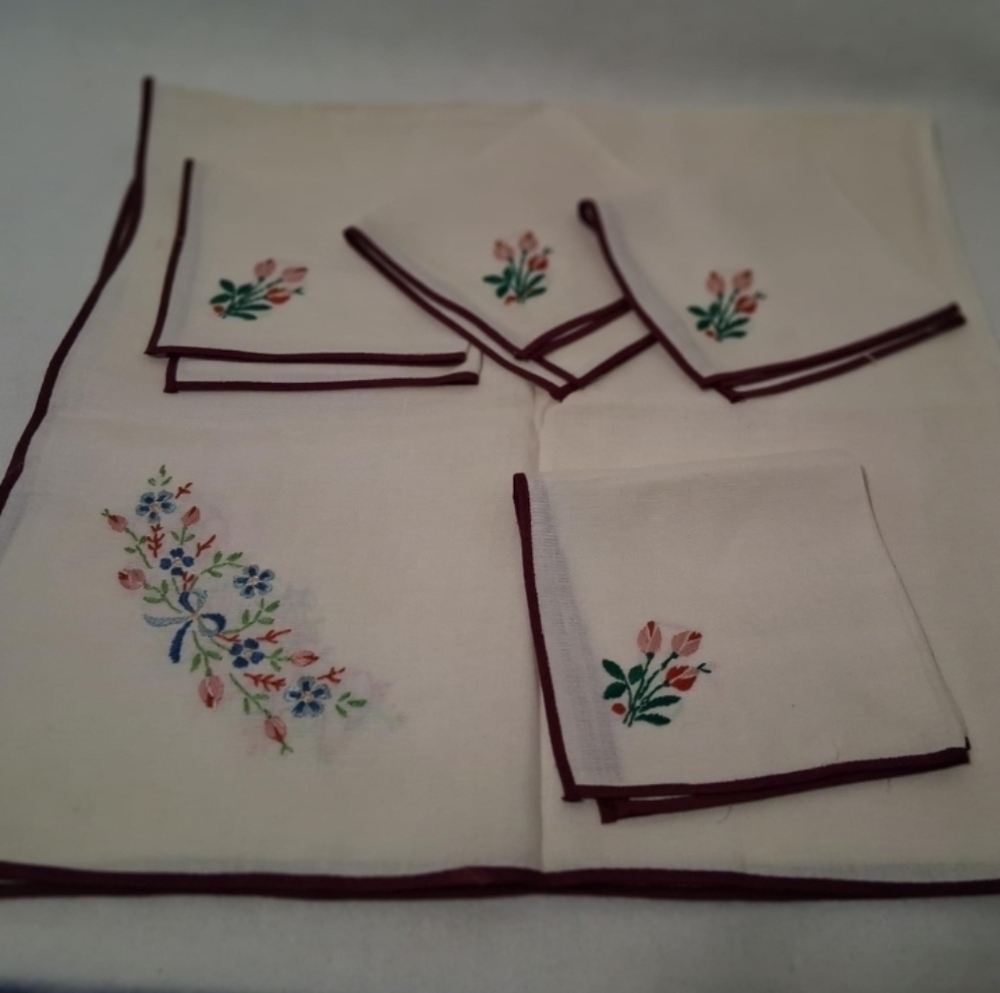 Embroidered Tablecloth And 4 Napkins